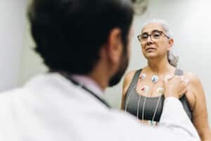 woman getting treated by a cardiologist after a heart attack