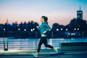 woman exercising in the evening to protect her heart from the heat